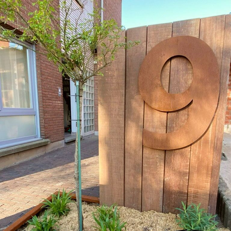 Maison en acier corten numéro 9 - 30 cm