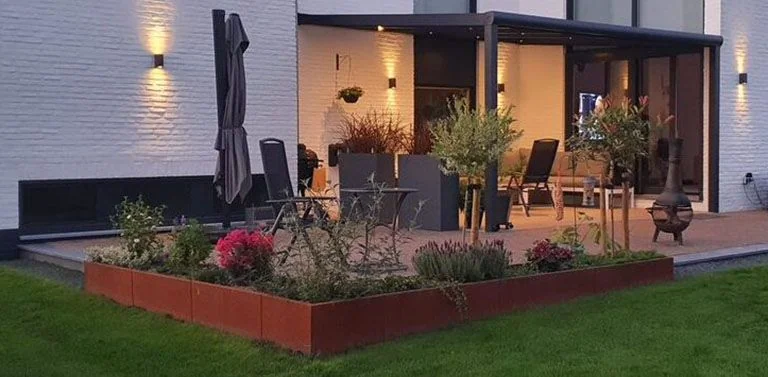 Créez une ambiance avec de l'acier corten dans le jardin.